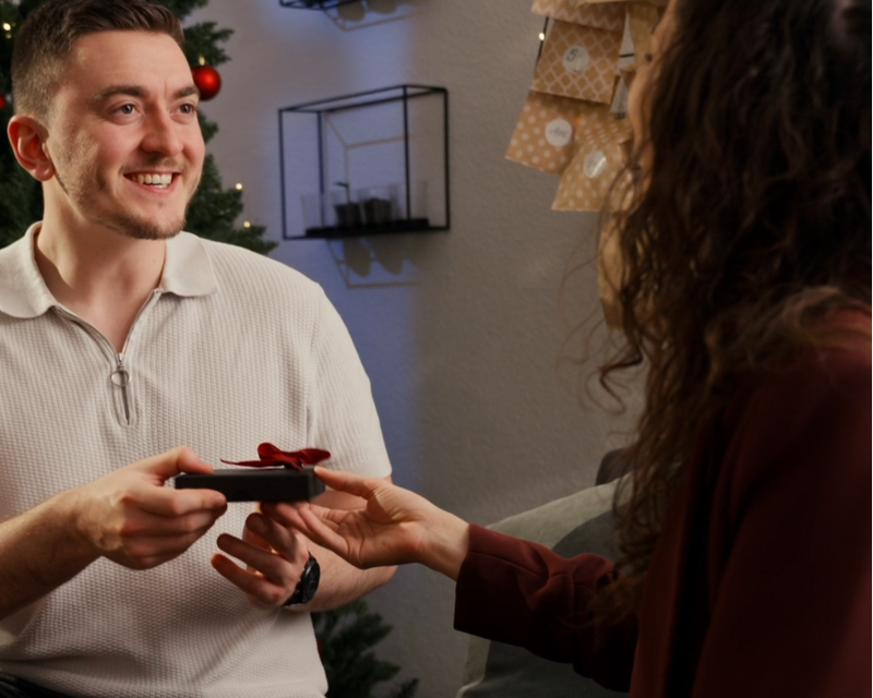 Ehefrau schenkt ein Gentlemen's Produkt ihrem Ehemann. 